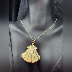 Beautiful Shell Pendant With 18Inch Gold Tone Chain